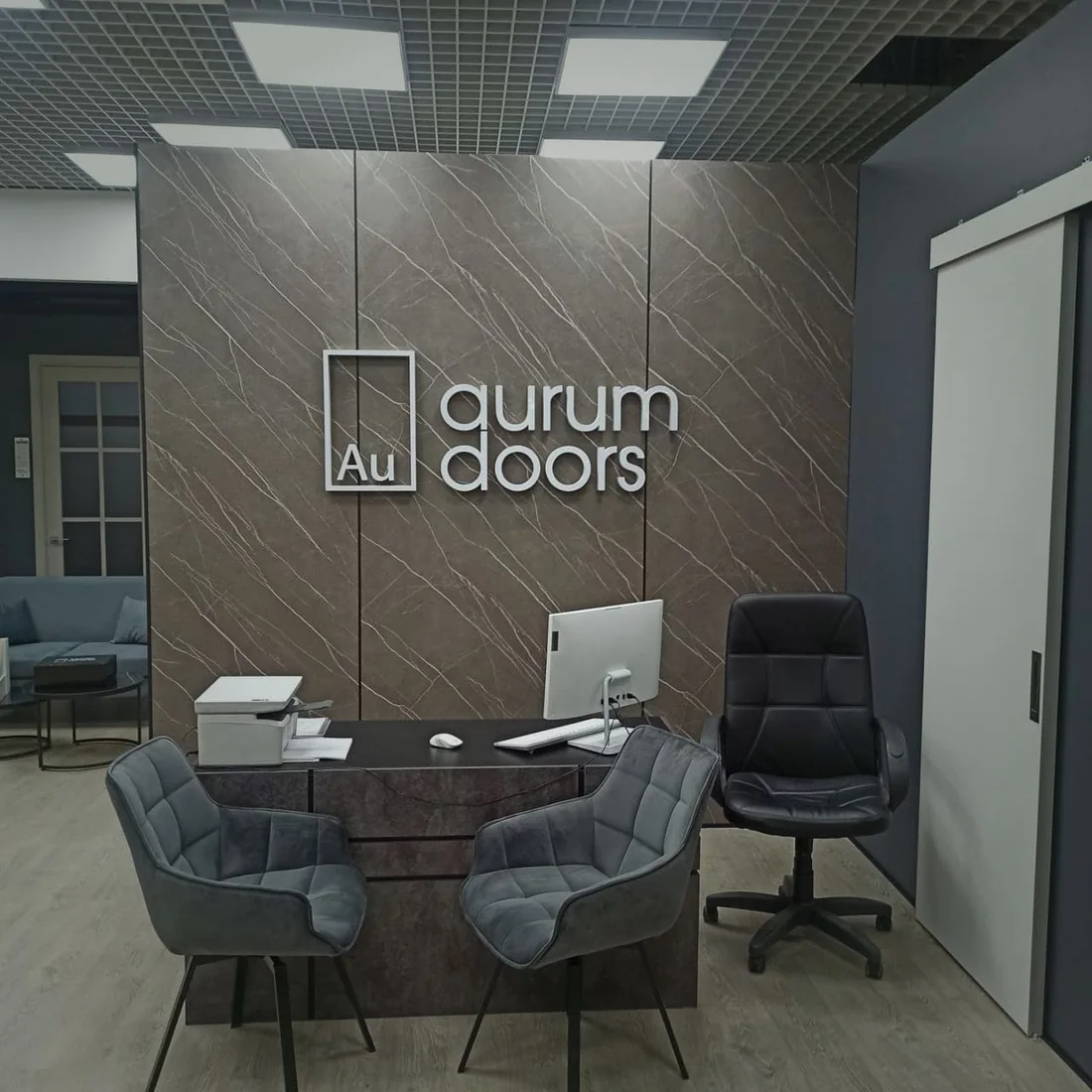 Интерьерная надпись Aurum Doors на стене шоурума