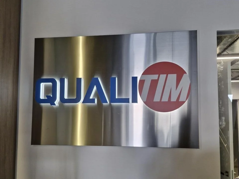 Вывеска QUALITIM на основе с отражающей поверхностью