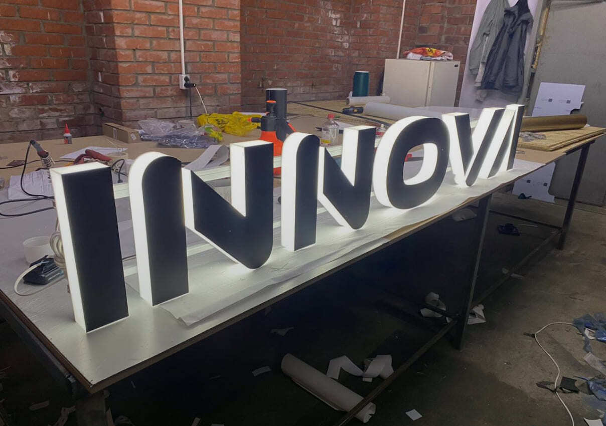 Объемные световые буквы на раме INNOW